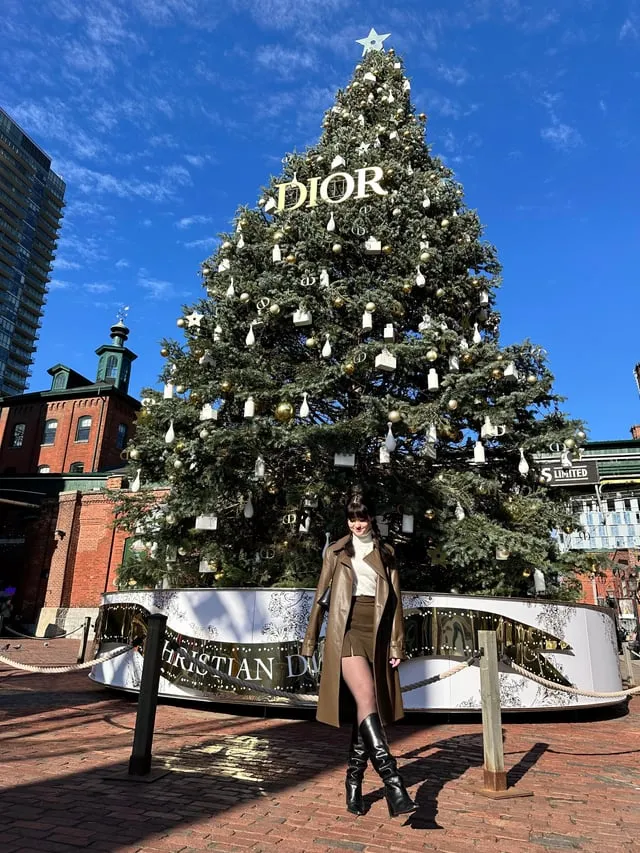 Cozy Day Outfits for Christmas Market Hopping
