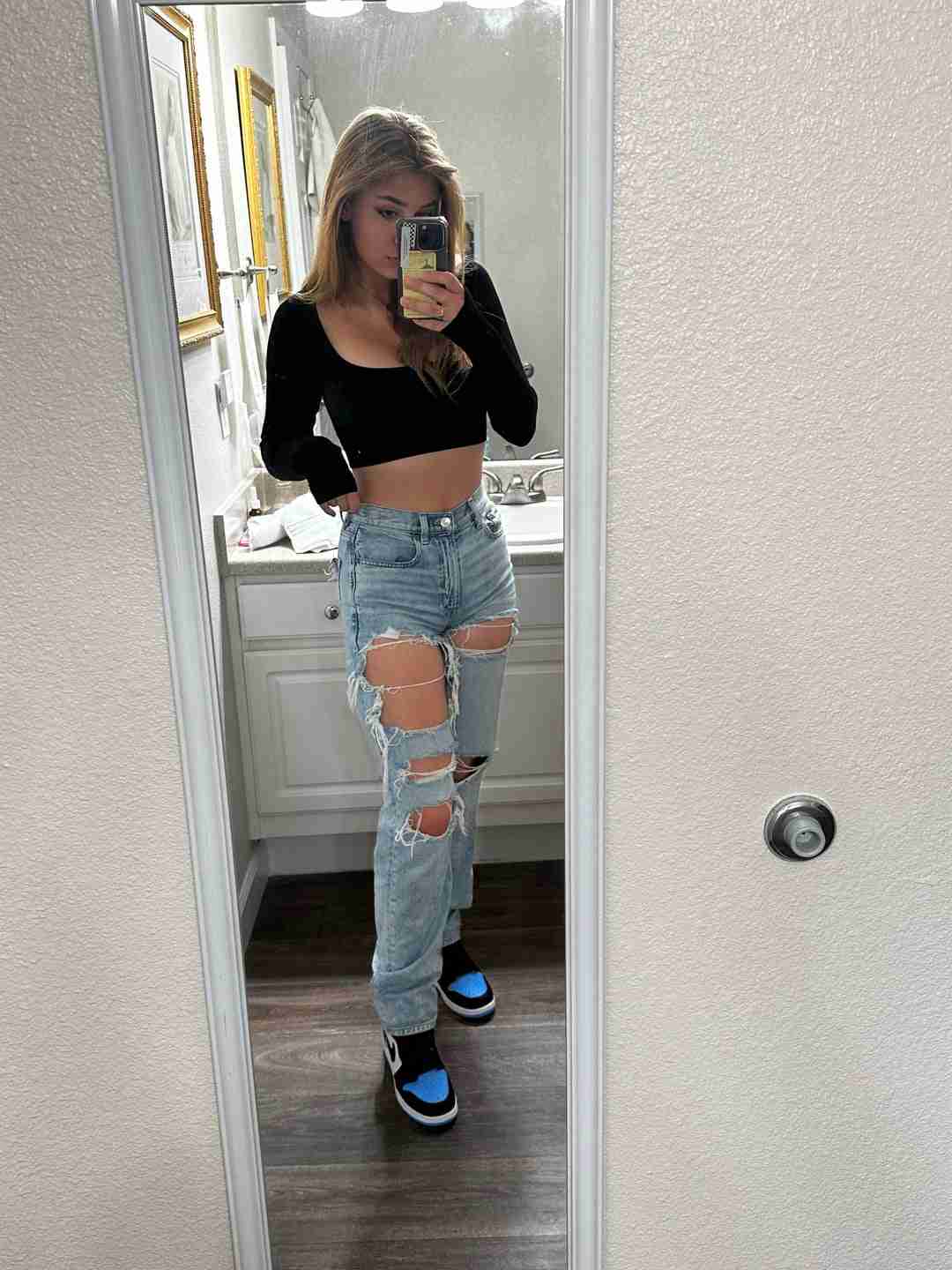 Italy Outfit Ideas – Jeans, Sneakers and Cute Top