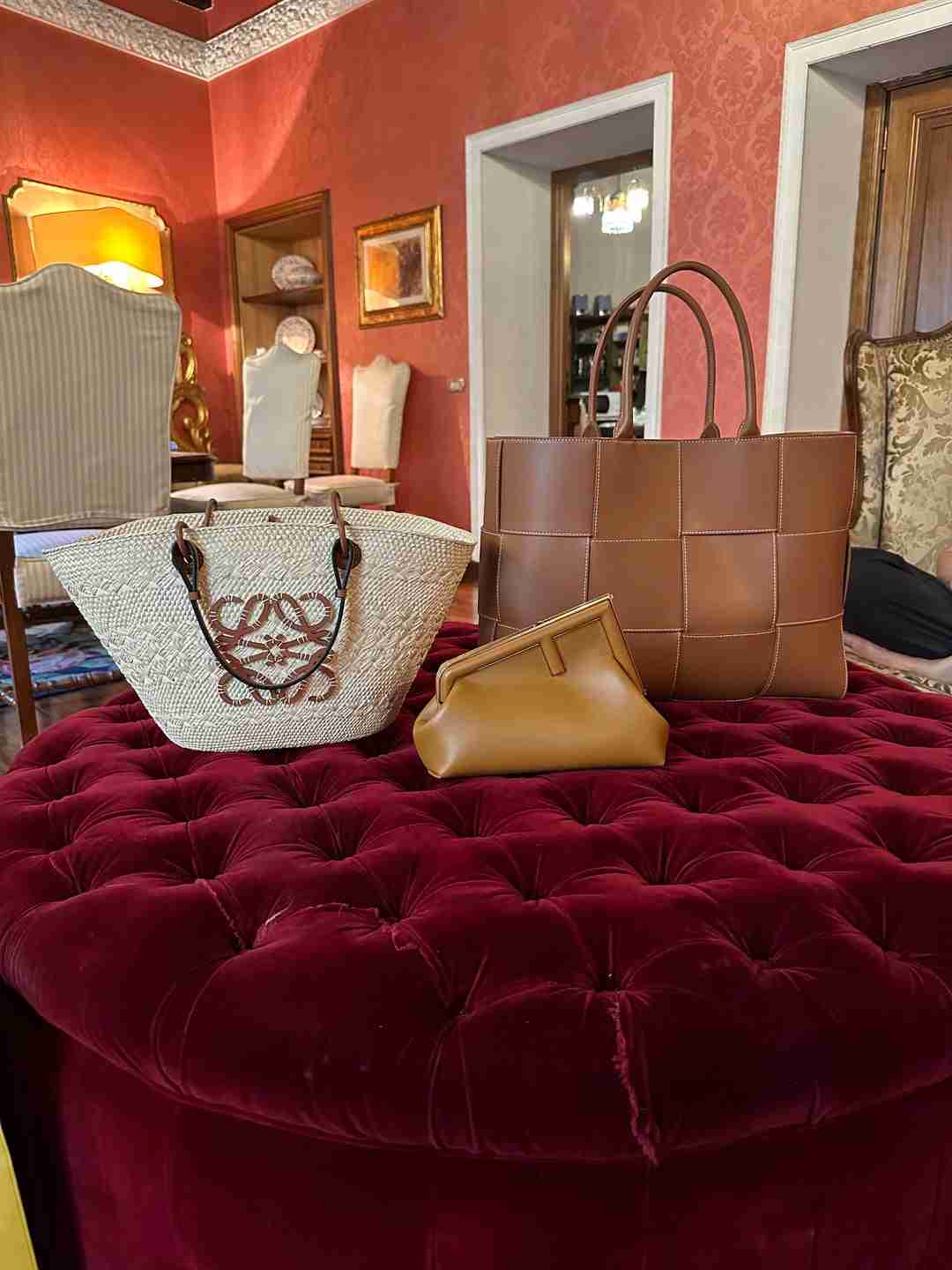 BAGS & CLUTCHES