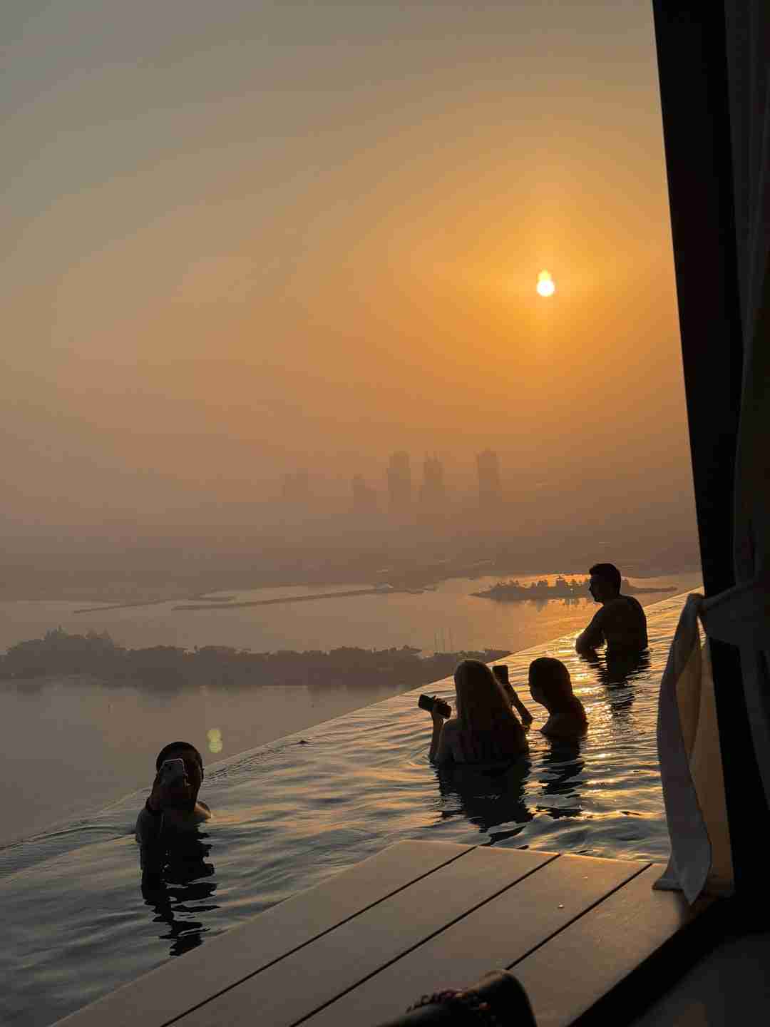 AURA SKYPOOL